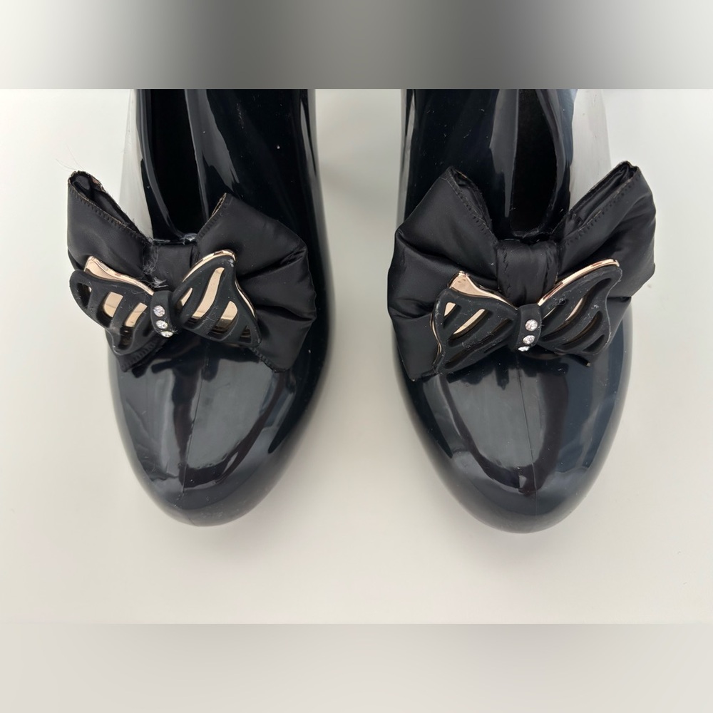 Like New Women’s Elegant Black Heeled DIZZY Black Rubber Bowed Rain Booties 8.5 - Picture 8 of 9